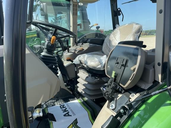 Image of John Deere 5075E equipment image 4