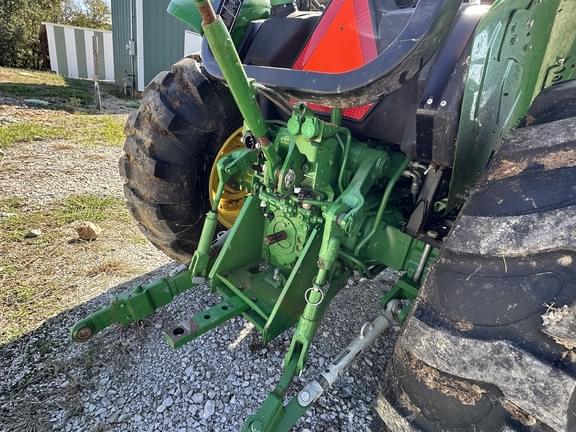 Image of John Deere 5075E equipment image 3