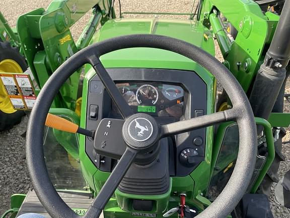 Image of John Deere 5075E equipment image 4