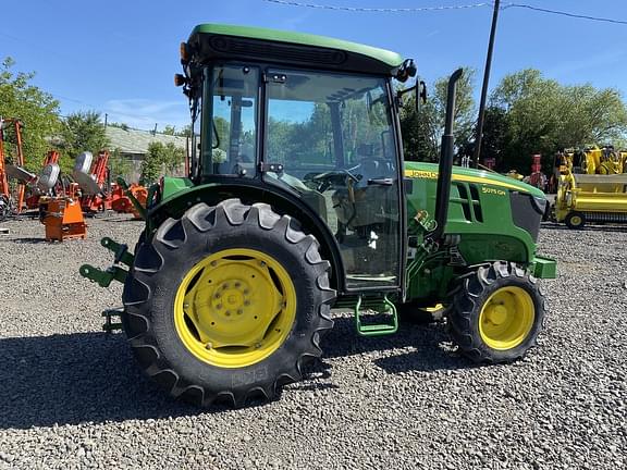 Image of John Deere 5075GN equipment image 2