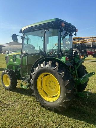 Image of John Deere 5075GN equipment image 4