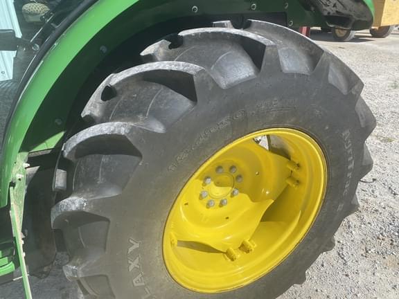Image of John Deere 5090E equipment image 4