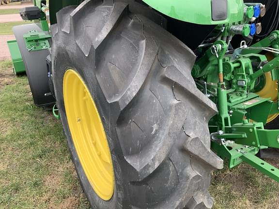 Image of John Deere 5090E equipment image 4