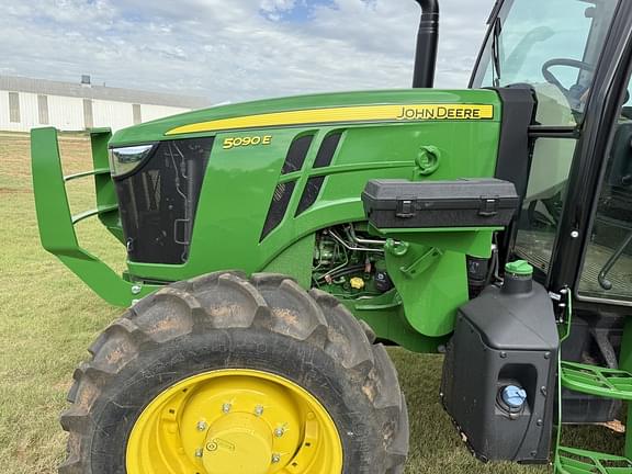 Image of John Deere 5090E equipment image 2