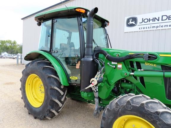 Image of John Deere 5100E equipment image 4