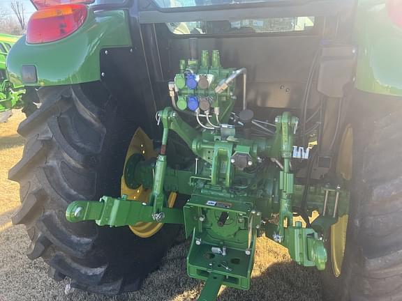 Image of John Deere 5100E equipment image 4