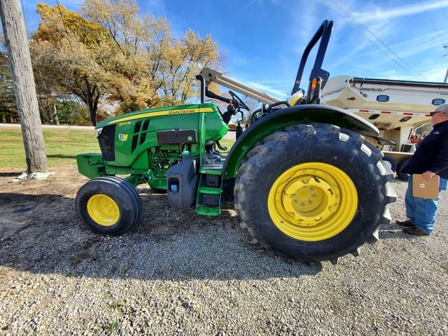 Image of John Deere 5100M equipment image 2