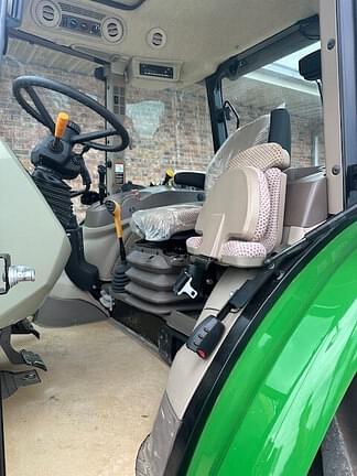 Image of John Deere 5100M equipment image 4