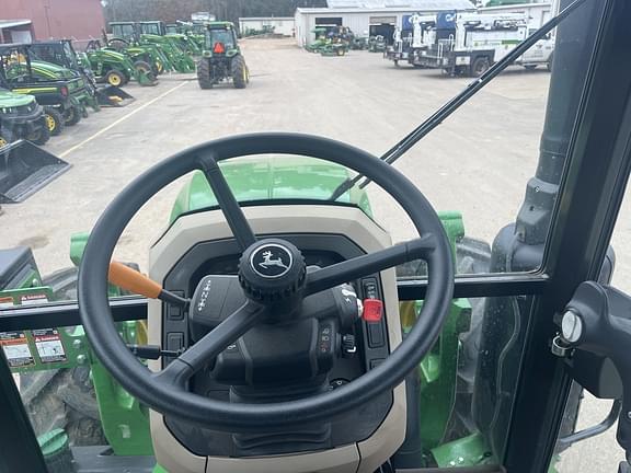 Image of John Deere 5105M equipment image 2