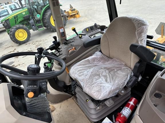 Image of John Deere 5105M equipment image 4