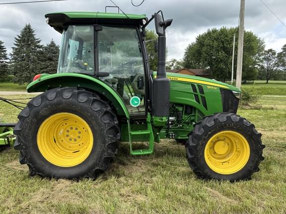 Image of John Deere 5105M equipment image 2