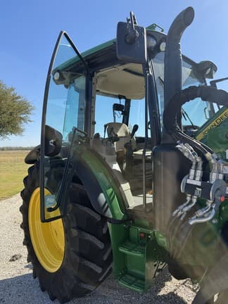Image of John Deere 5115M equipment image 4