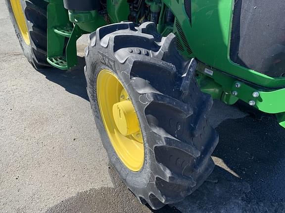 Image of John Deere 5120M equipment image 4