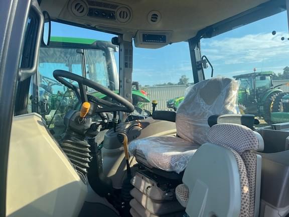 Image of John Deere 5125M equipment image 2