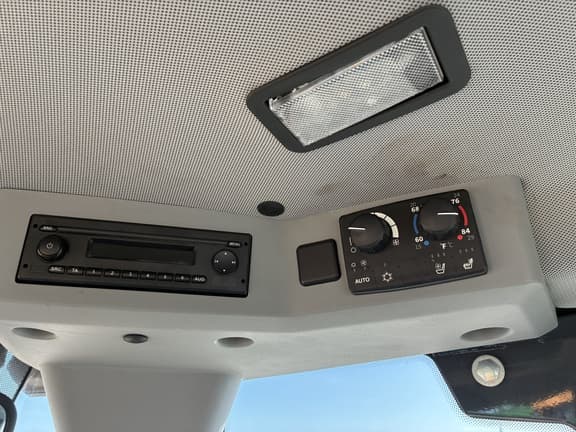 Image of John Deere 524P equipment image 3