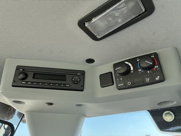 Image of John Deere 524P equipment image 4