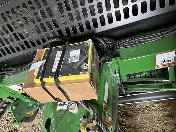 Image of John Deere 560M equipment image 3