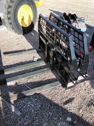 Main image John Deere 60" Pallet Forks