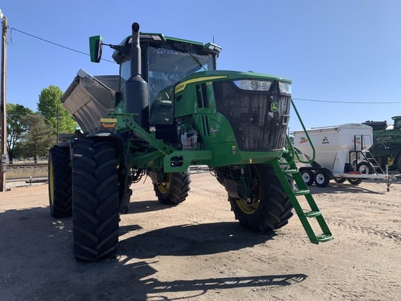 2023 John Deere 600R Equipment Image0