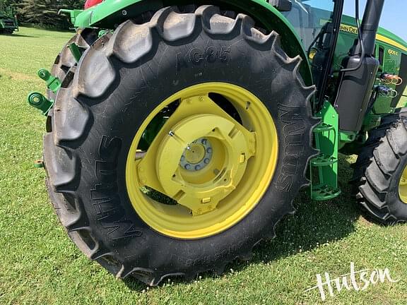 Image of John Deere 6105E equipment image 3