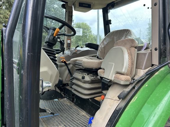 Image of John Deere 6105E equipment image 3