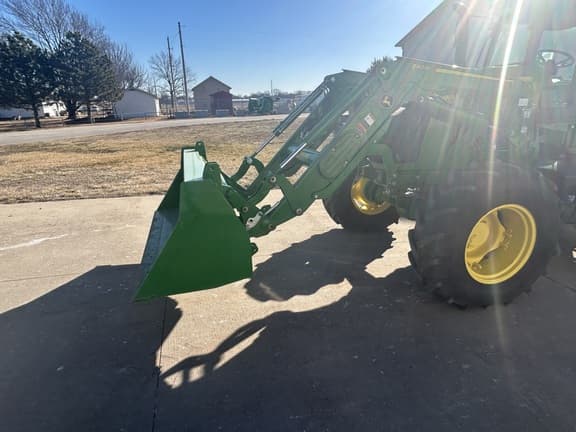 Image of John Deere 6105E equipment image 4