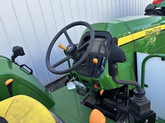Image of John Deere 6105E equipment image 1