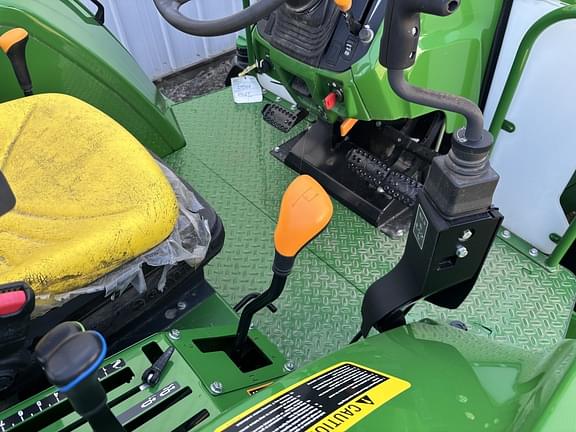 Image of John Deere 6105E equipment image 4
