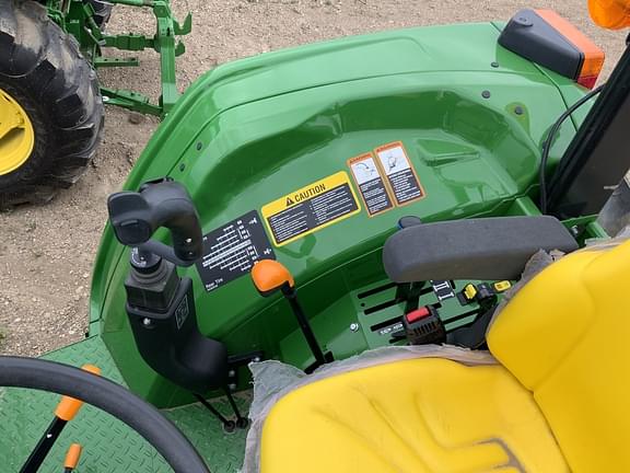 Image of John Deere 6105E equipment image 3