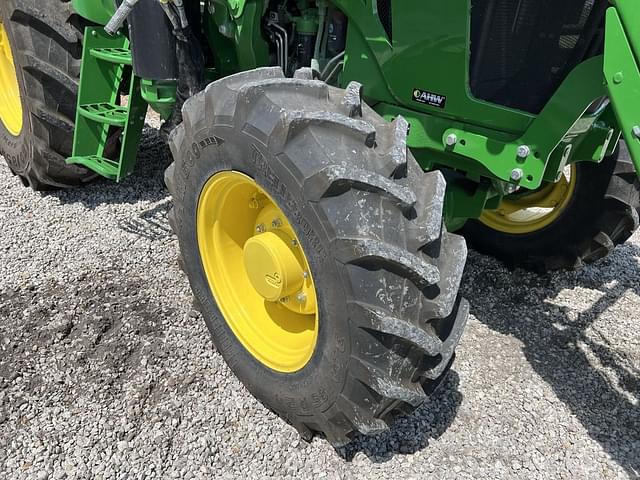 Image of John Deere 6105E equipment image 4