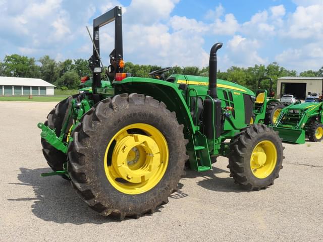 Image of John Deere 6105E equipment image 3