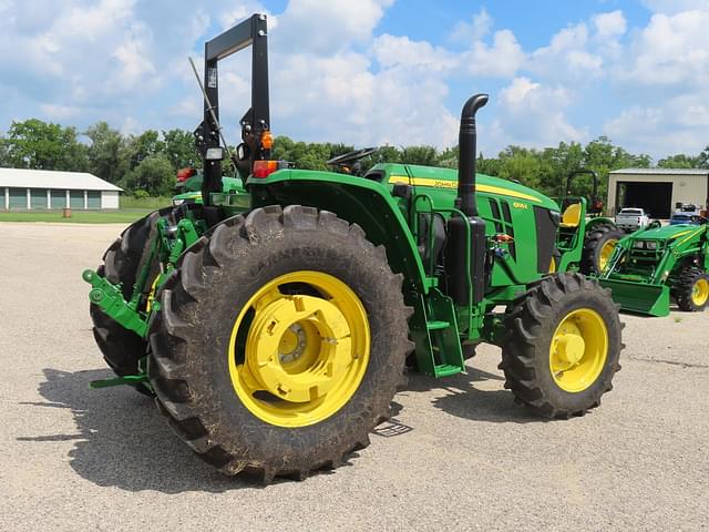 Image of John Deere 6105E equipment image 3