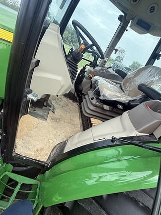 Image of John Deere 6105E equipment image 4