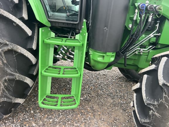 Image of John Deere 6105E equipment image 4