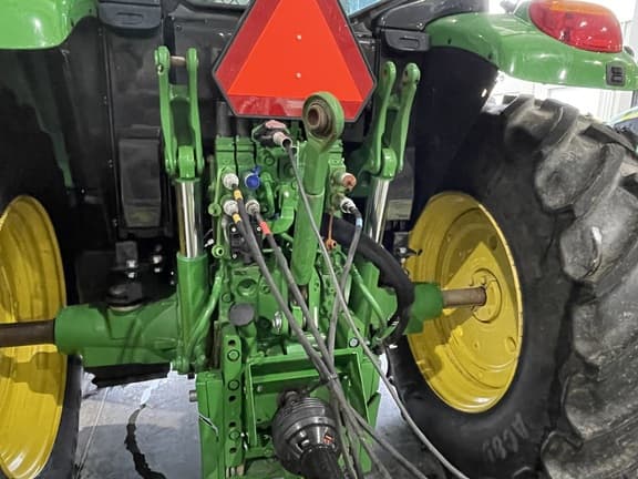 Image of John Deere 6110M equipment image 4