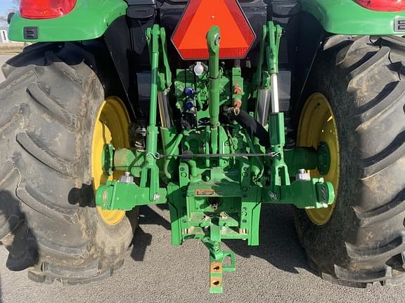 Image of John Deere 6110M equipment image 4