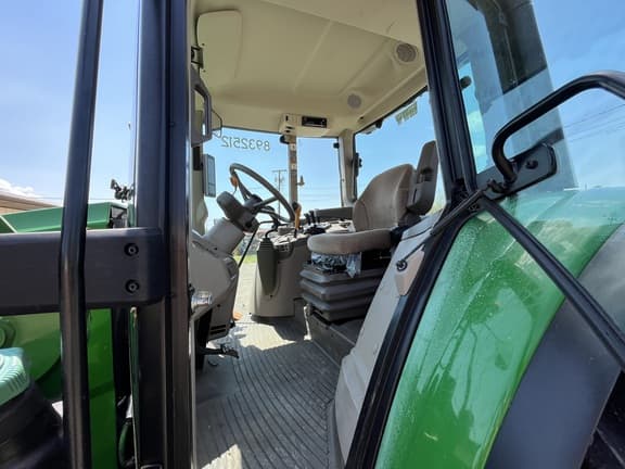 Image of John Deere 6110M equipment image 4