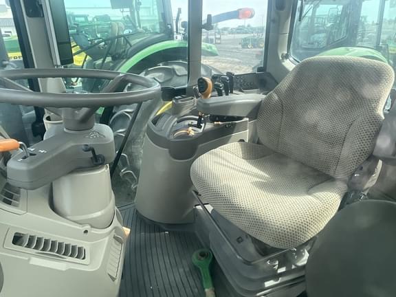 Image of John Deere 6110M equipment image 4