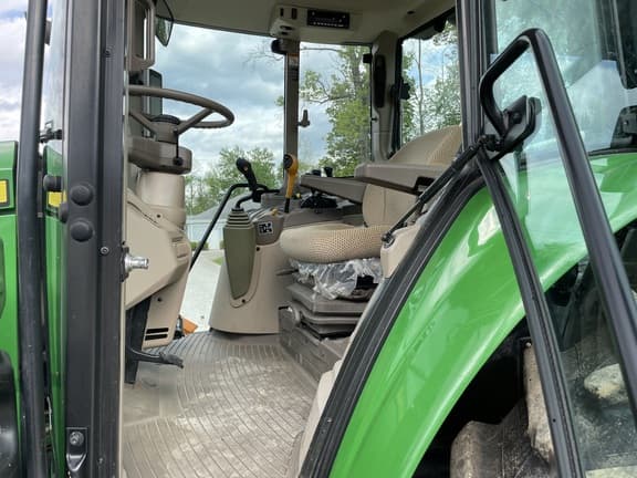 Image of John Deere 6110M equipment image 4