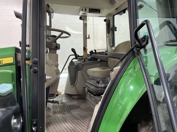 Image of John Deere 6110M equipment image 4