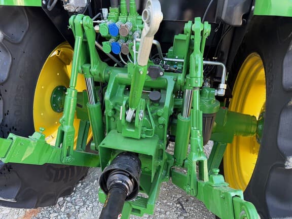 Image of John Deere 6120E equipment image 3