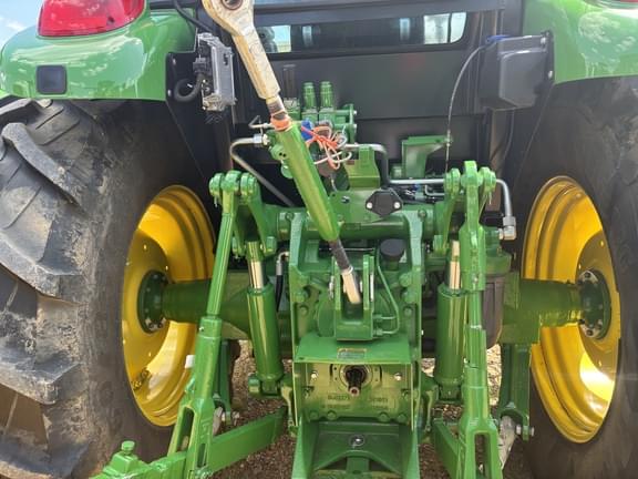 Image of John Deere 6120E equipment image 4