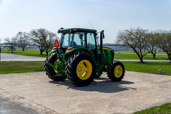 Image of John Deere 6120E equipment image 4