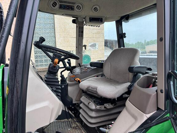 Image of John Deere 6120E equipment image 4