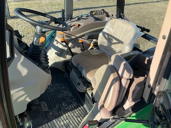 Image of John Deere 6120E equipment image 4