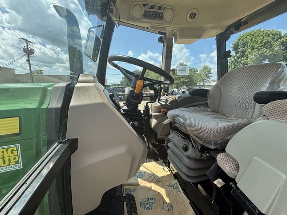 Image of John Deere 6120E equipment image 4