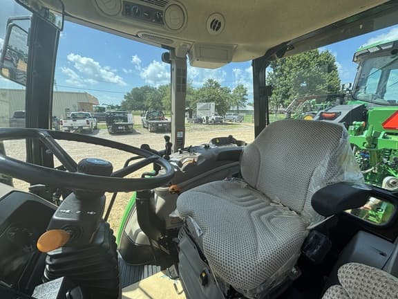 Image of John Deere 6120E equipment image 3