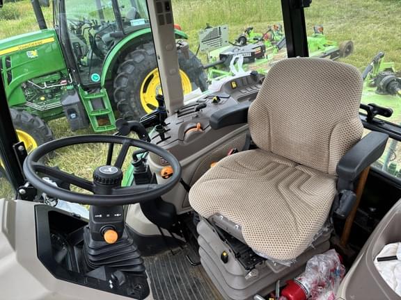 Image of John Deere 6120E equipment image 3