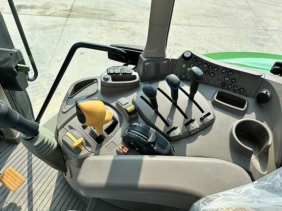 Image of John Deere 6120M equipment image 3