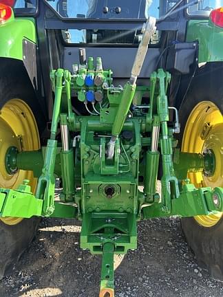 Image of John Deere 6135E equipment image 4